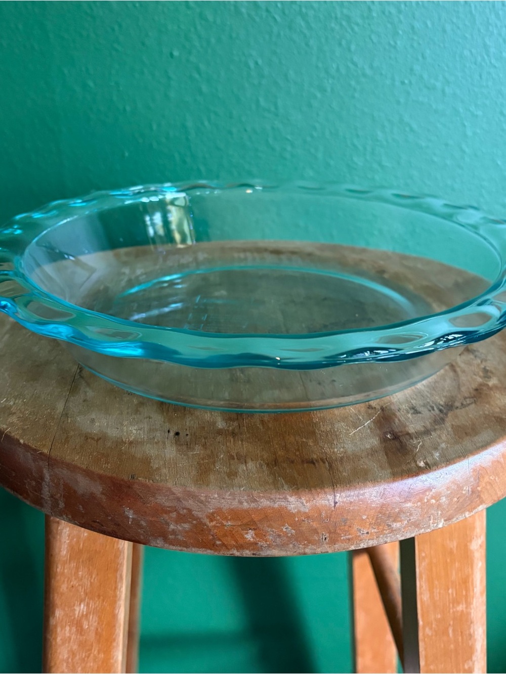 Vintage Pyrex clear glass pie plate featuring a fluted edge and scalloped rim